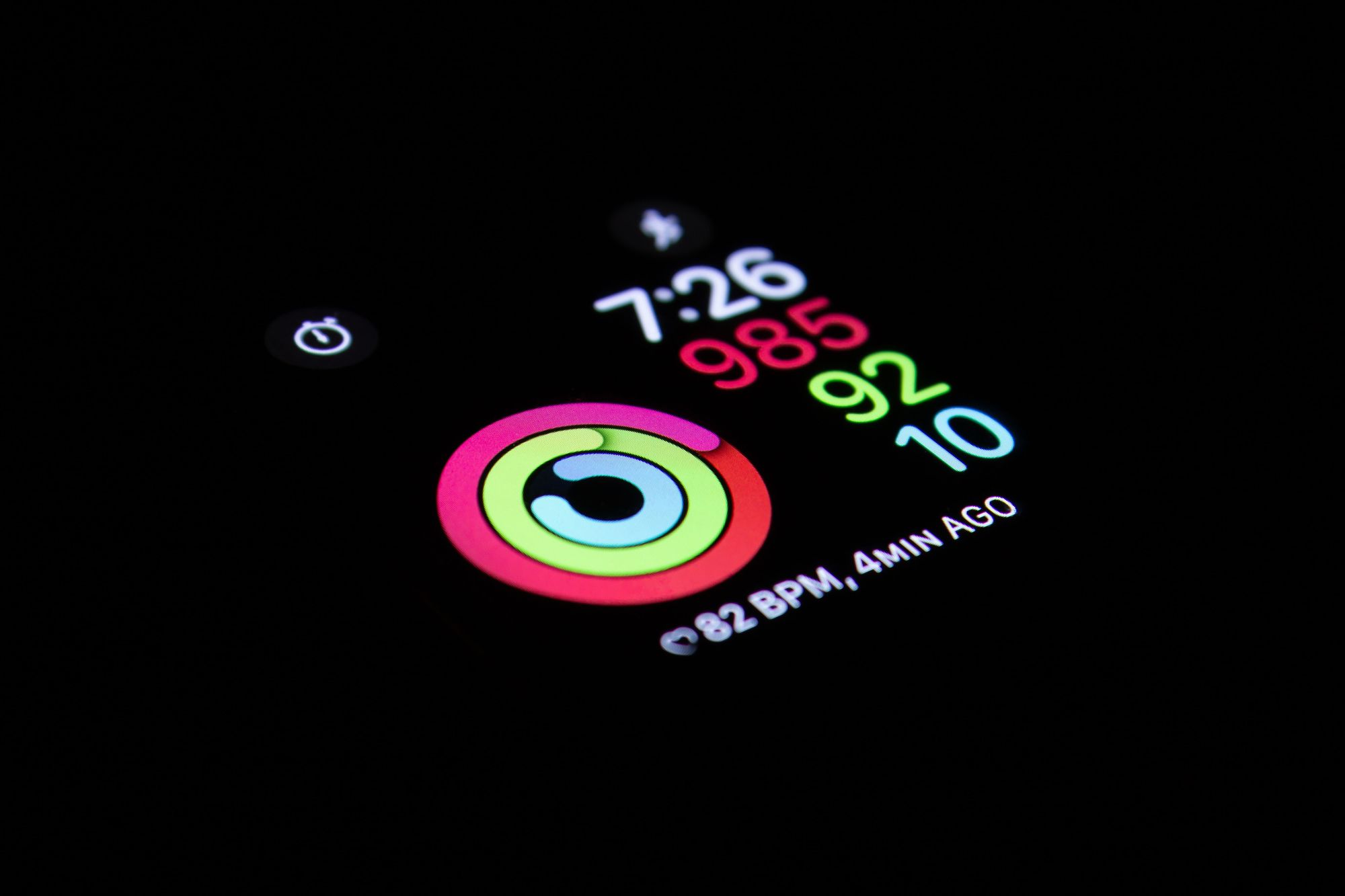 3 năm trước, mình quyết định mua 1 chiếc Apple Watch. 3 chiếc vòng này đã giúp nó trở thành thứ công cụ giá trị nhất của mình trong 10 năm trở lại đây